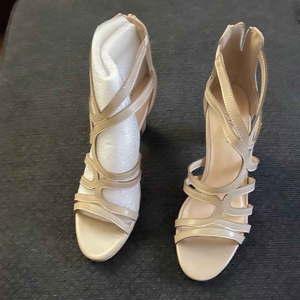 Women’s size 9 1/2 easy streetNude pearlized zip back pumps